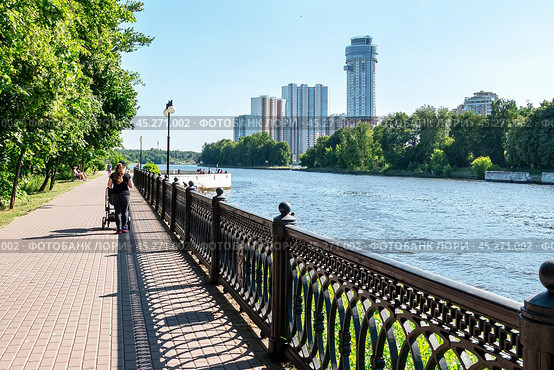 Благоустроенная набережная канала им. Москвы (ранее - канал Москва-Волга), Химки. (2022 год). Стоковое фото, фотограф Лариса Гордеева / Фотобанк Лори