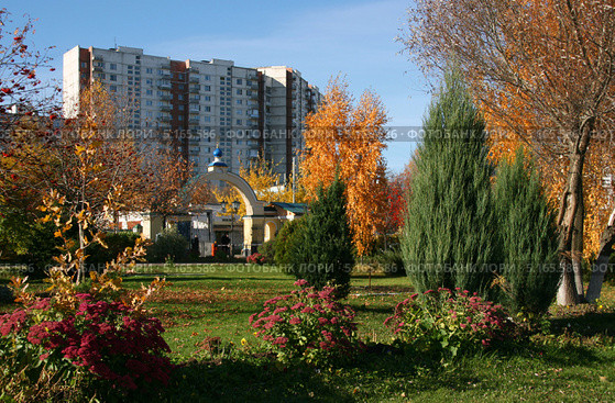 Благоустроенная территория. Храм Петра и Павла. Москва, Ясенево, Подворье Оптиной пустыни (2013 год). Стоковое фото, фотограф Щеголева Ольга / Фотобанк Лори