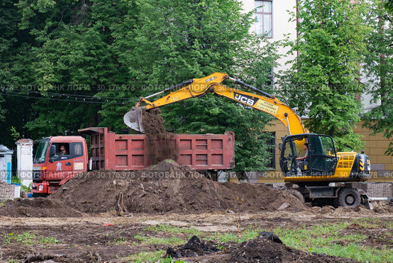 Благоустройство тяжелой техникой центральной улицы в Электростали. Загрузка экскаватором самосвала. Loading excavator dump truck. (2018 год). Редакционное фото, фотограф Кузин Алексей / Фотобанк Лори