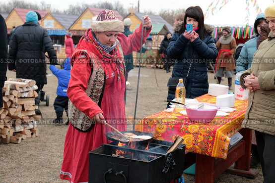Блины, напеченные на праздник масленицы в парке "Коломенское" (2014 год). Редакционное фото, фотограф Николай Голиков / Фотобанк Лори