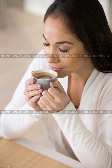 blissful woman enjoying the aroma of her coffee. Стоковое фото, агентство Ingram Publishing / Фотобанк Лори