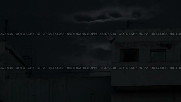 Блок комнаты недостроенного многоквартирного дома в слабом свете полной луны. Стоковое видео, видеограф Цыбин Вадим / Фотобанк Лори