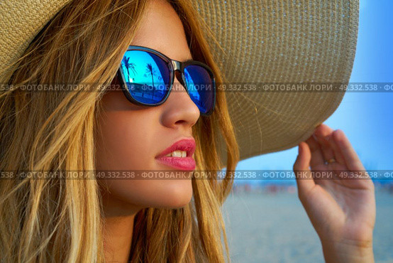 Blond teen girl sunglasses and pamela sun hat at palm tree sunset. Стоковое фото, агентство Ingram Publishing / Фотобанк Лори