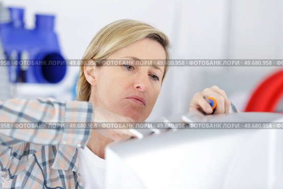 blonde handywoman cleaning fixing ventilation system. Стоковое фото, агентство Ingram Publishing / Фотобанк Лори
