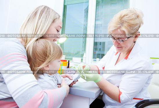 Blood medical test or research. Taking a blood sample from child finger in hospital. Стоковое фото, фотограф Дмитрий Калиновский / Фотобанк Лори