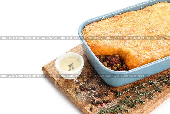 Блюдо для выпечки с вкусным пастушьим пирогом на белом фоне, крупным планом. Стоковое фото, фотограф Pixel_shot / Фотобанк Лори