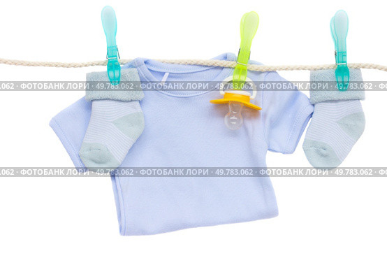 blue and pink baby clothes hanging on rope isolated on white. baby socks. Стоковое фото, агентство Ingram Publishing / Фотобанк Лори