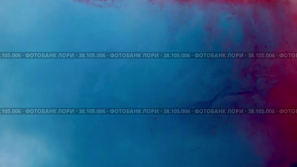 Blue and red paints dripping and dissolving in water on a white background. Стоковое видео, видеограф Татьяна Чудакова / Фотобанк Лори