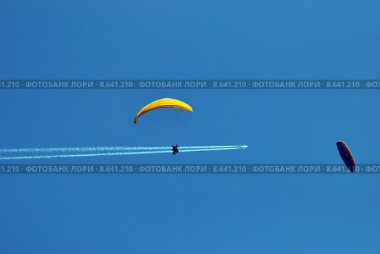 blue sky fly flying airplane. Стоковое фото, фотограф Michele Cacciapuoti / Smarterpix / Фотобанк Лори