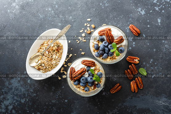 Blueberry parfait with ricotta cheese, granola and pecan nuts. Стоковое фото, агентство Ingram Publishing / Фотобанк Лори