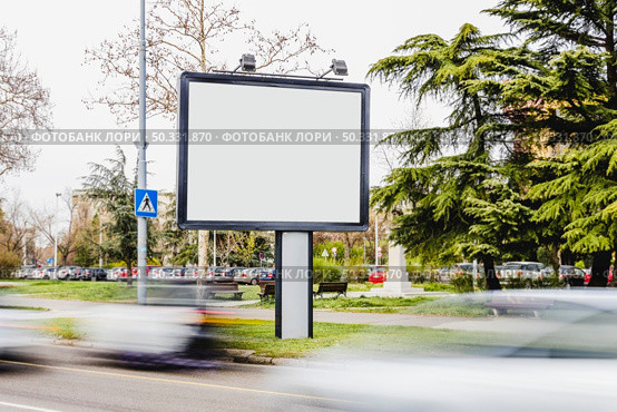blurred vehicle passing by blank billboard road. High resolution photo. blurred vehicle passing by blank billboard road. High quality photo. Стоковое фото, агентство Ingram Publishing / Фотобанк Лори
