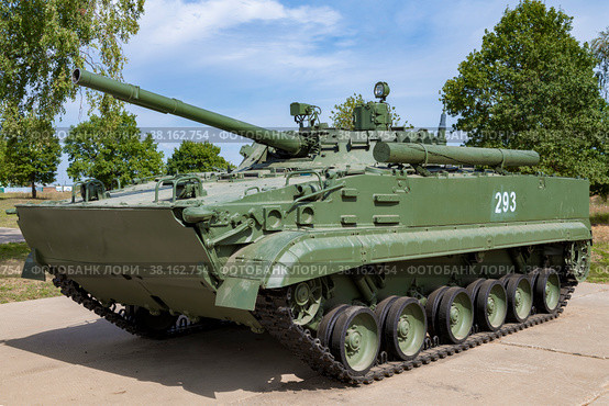 БМП-3 (боевая машина пехоты) крупным планом солнечным августовским днем. Алабино (2022 год). Редакционное фото, фотограф Виктор Карасев / Фотобанк Лори