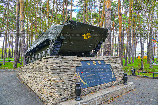 БМП на постаменте. Город Заводоуковск. Редакционное фото, фотограф Александр Тараканов / Фотобанк Лори