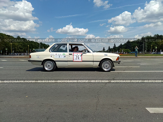 BMW 3 Series (E21) 2-door sedan car on street during retro-cruise (2023 год). Редакционное фото, фотограф Константин Григорьев / Фотобанк Лори