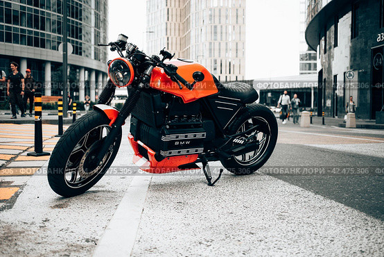 BMW K 100 RT custom motorcycle parked on a street. BMW K100 motorbike on background of modern city (2022 год). Редакционное фото, фотограф Константин Григорьев / Фотобанк Лори