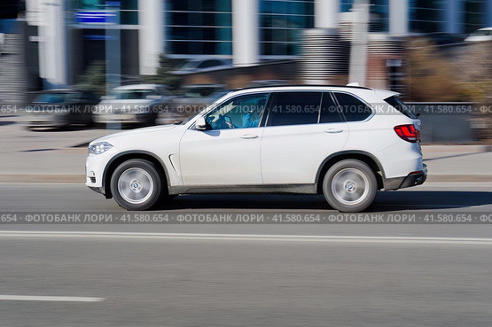 BMW X5 Third generation F15, car driving in city with motion blur, view from the side. Редакционное фото, фотограф Константин Григорьев / Фотобанк Лори