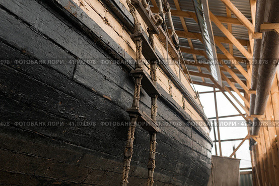 Board of an old wooden ship with a ladder in the museum. Стоковое фото, фотограф Евгений Харитонов / Фотобанк Лори