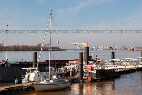 Boats moored. Стоковое фото, агентство Ingram Publishing / Фотобанк Лори