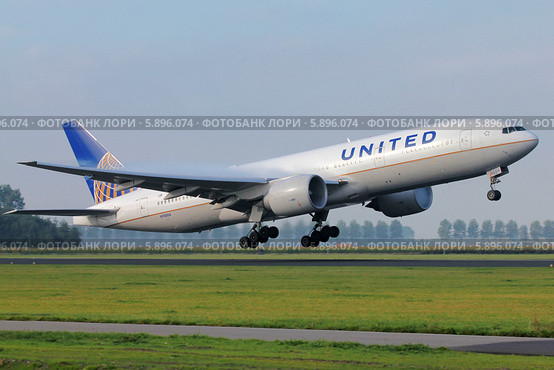 Boeing 777-200 авиакомпании United на взлёте (2013 год). Редакционное фото, фотограф Александр Тарасенков / Фотобанк Лори