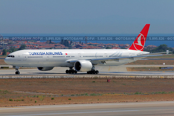 Boeing 777-300 авиакомпании Turkish Airlines на рулении (2013 год). Редакционное фото, фотограф Александр Тарасенков / Фотобанк Лори