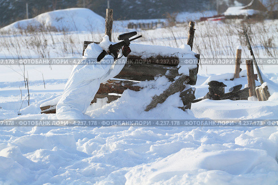 Боец в маскхалате стреляет из-за укрытия (2013 год). Редакционное фото, фотограф Анатолий Матвейчук / Фотобанк Лори