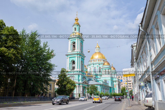 Богоявленский кафедральный собор. Москва,  Басманный район. (2020 год). Редакционное фото, фотограф Emelinna / Фотобанк Лори