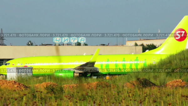 Боинг 737-800 рулит по аэропорту (2012 год). Редакционное видео, видеограф Евгений / Фотобанк Лори