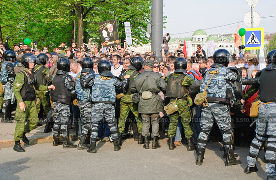 Бойцы полиции и ОМОНа теснят митингующих на "Марше миллионов" в Москве 6 мая 2012 года. Редакционное фото, фотограф Алёшина Оксана / Фотобанк Лори