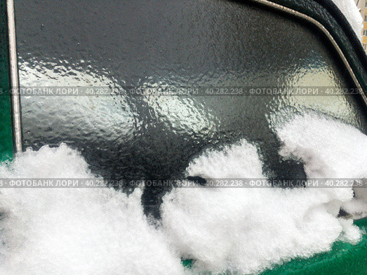 Боковое стекло автомобиля покрыто ледяной коркой. Стоковое фото, фотограф Вячеслав Палес / Фотобанк Лори