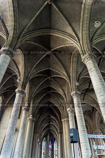 Боковой неф в церкви Святого Маврикия (Église Saint-Maurice de Lille), Лилль, Франция (2018 год). Стоковое фото, фотограф Сергей Рыбин / Фотобанк Лори