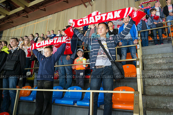Болельщики ХК "Спартак" Москва на трибунах МСА "Лужники" (2015 год). Редакционное фото, фотограф Сергей Лаврентьев / Фотобанк Лори