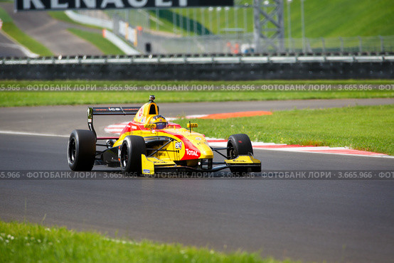 Болид Формула 2.0 участвует в чемпионате "Мировая серия Renault" на треке "Moscow Raceway" в Подмосковье (2012 год). Редакционное фото, фотограф Николай Винокуров / Фотобанк Лори