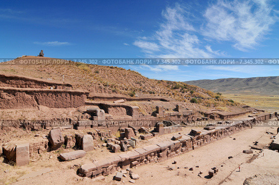 bolivia - tiwanaku pyramidBolivia, Tiwanaku, Walls Around the Temple Kalasasaya, background Pyramid. Стоковое фото, агентство BE&W Photo / Фотобанк Лори