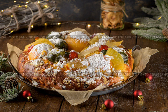 Bolo do Rei or King’s Cake, Made for Christmas, Carnavale or Mardi Gras with Christmas season elements in Background. Стоковое фото, агентство Ingram Publishing / Фотобанк Лори