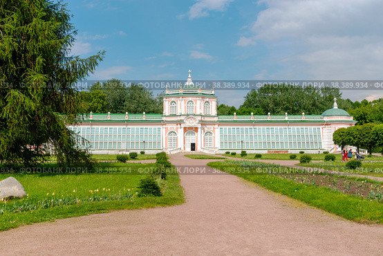 Большая каменная оранжерея (1761—1763). Усадьба Кусково. Партер. Москва (2019 год). Редакционное фото, фотограф Александр Щепин / Фотобанк Лори