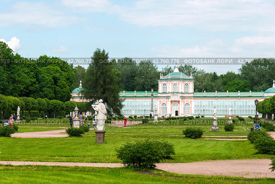 Большая каменная оранжерея (1761—1763). Усадьба Кусково. Партер. Москва (2019 год). Редакционное фото, фотограф Александр Щепин / Фотобанк Лори