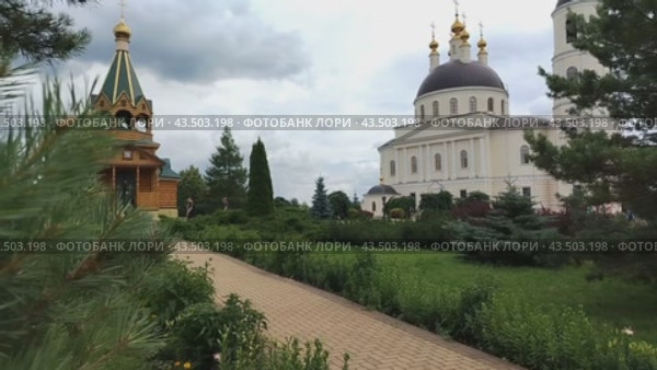 Большая православная церковь, с пятью куполами и крестами, звучат праздничные колокола. A large Orthodox church, with five domes and crosses, rings festive bells. (2024 год). Редакционное видео, видеограф Наталья Пеньшина / Фотобанк Лори