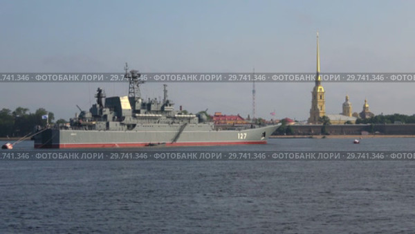 Большой десантный корабль "Минск" и Петропавловская крепость. День ВМФ в Санкт-Петербурге (2018 год). Редакционное видео, видеограф Виктор Карасев / Фотобанк Лори