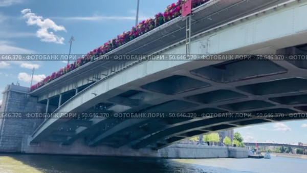 Большой Каменный мост в Москве. Вид с проплывающего под мостом кораблика по Москва-реке. Редакционное видео, видеограф Ирина Курносова / Фотобанк Лори