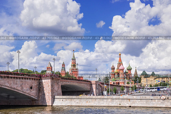 Большой Москворецкий мост и Собор Василия Блаженного, Московский Кремль, Москва-река, Москва (2024 год). Стоковое фото, фотограф Baturina Yuliya / Фотобанк Лори