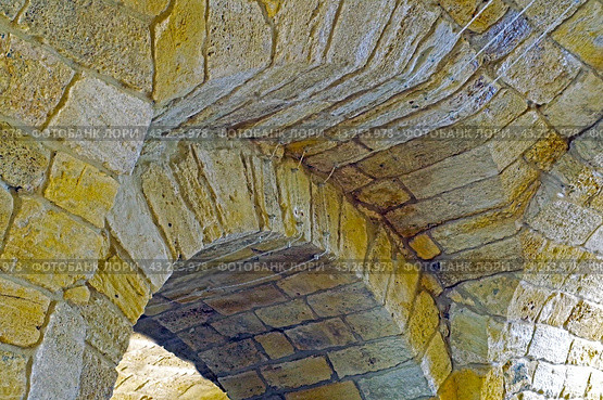 Большой сводчатый зал старой крепости. Large ancient vaulted hall of old fortress. (2019 год). Стоковое фото, фотограф Татьяна Д / Фотобанк Лори