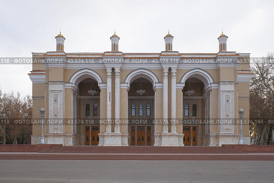 Большой театр имени Алишера Навои в центре Ташкента. Солнечный осенний день. (2023 год). Стоковое фото, фотограф Александр Кузнецов / Фотобанк Лори