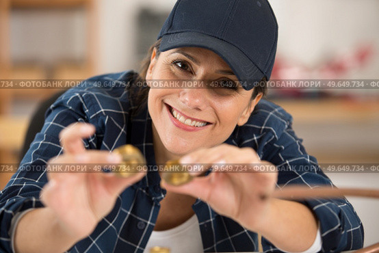 bolts nuts washers in womens palms. Стоковое фото, агентство Ingram Publishing / Фотобанк Лори