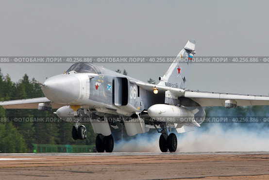 Бомбардировщик Су-24 морской авиации ВМФ России (2020 год). Редакционное фото, фотограф Александр Тарасенков / Фотобанк Лори