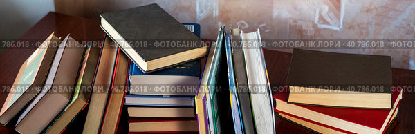 Books stand and lie in piles on the table. Top and side view. Close-up. Panorama. Background for libraries, education, science. Стоковое фото, фотограф Бузмакова Светлана / Фотобанк Лори