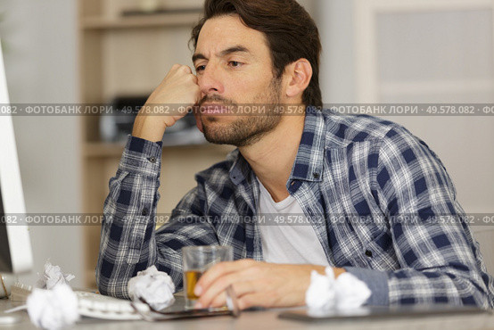 bored man with drink sat in front of his computer. Стоковое фото, агентство Ingram Publishing / Фотобанк Лори