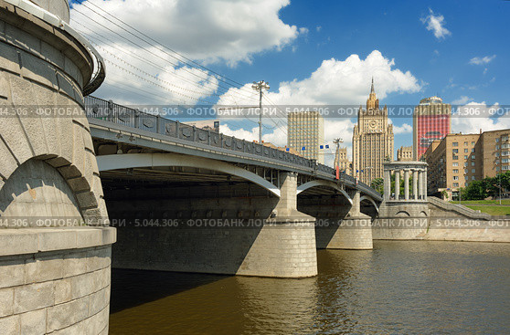 Бородиский мост и здание МИДа в Москве (2013 год). Редакционное фото, фотограф Денис Ларкин / Фотобанк Лори