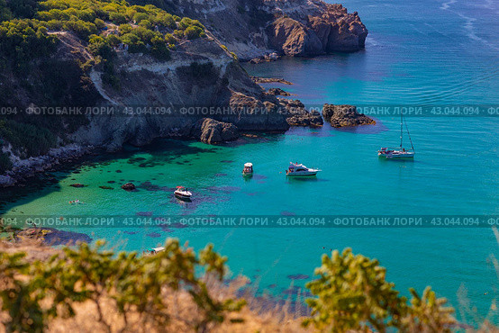 Bounty Beach Vinogradnaya Bay Cape Fiolent in Sevastopol An ideal place for travel and summer holidays Boats and yachts in crystal clear emerald water (2023 год). Редакционное фото, фотограф Светлана Евтушенко / Фотобанк Лори