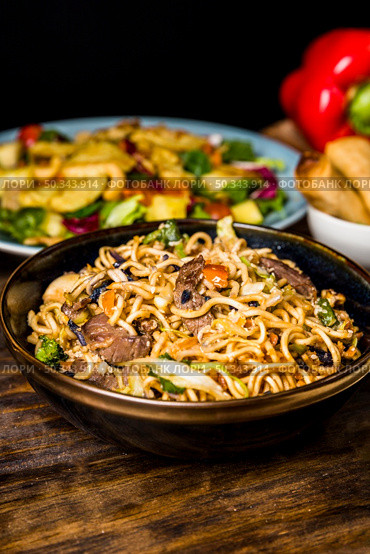 bowl fried stir noodles with beefs wooden desk. Стоковое фото, агентство Ingram Publishing / Фотобанк Лори