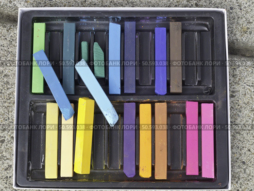 Box of chalk sticks for decoration of sidewalks and streets at urban art festival. Стоковое фото, агентство Ingram Publishing / Фотобанк Лори